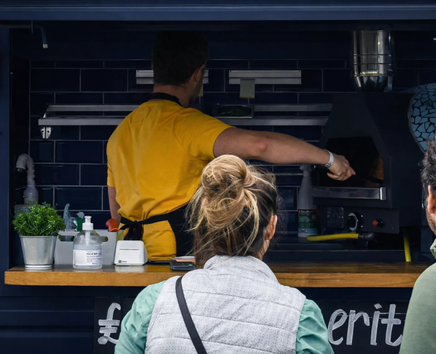 Kok tilbereder mad til et cateringarrangement